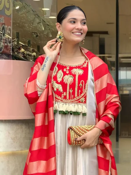 NAVLIK Women Silk Blend Kurta Pant Dupatta Set